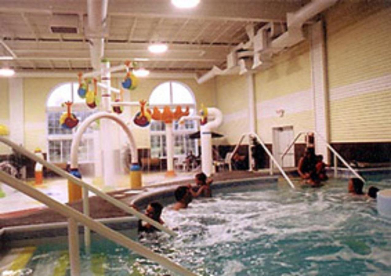 Grand Mackinaw Beachfront And Waterpark Mackinaw City Exterior foto