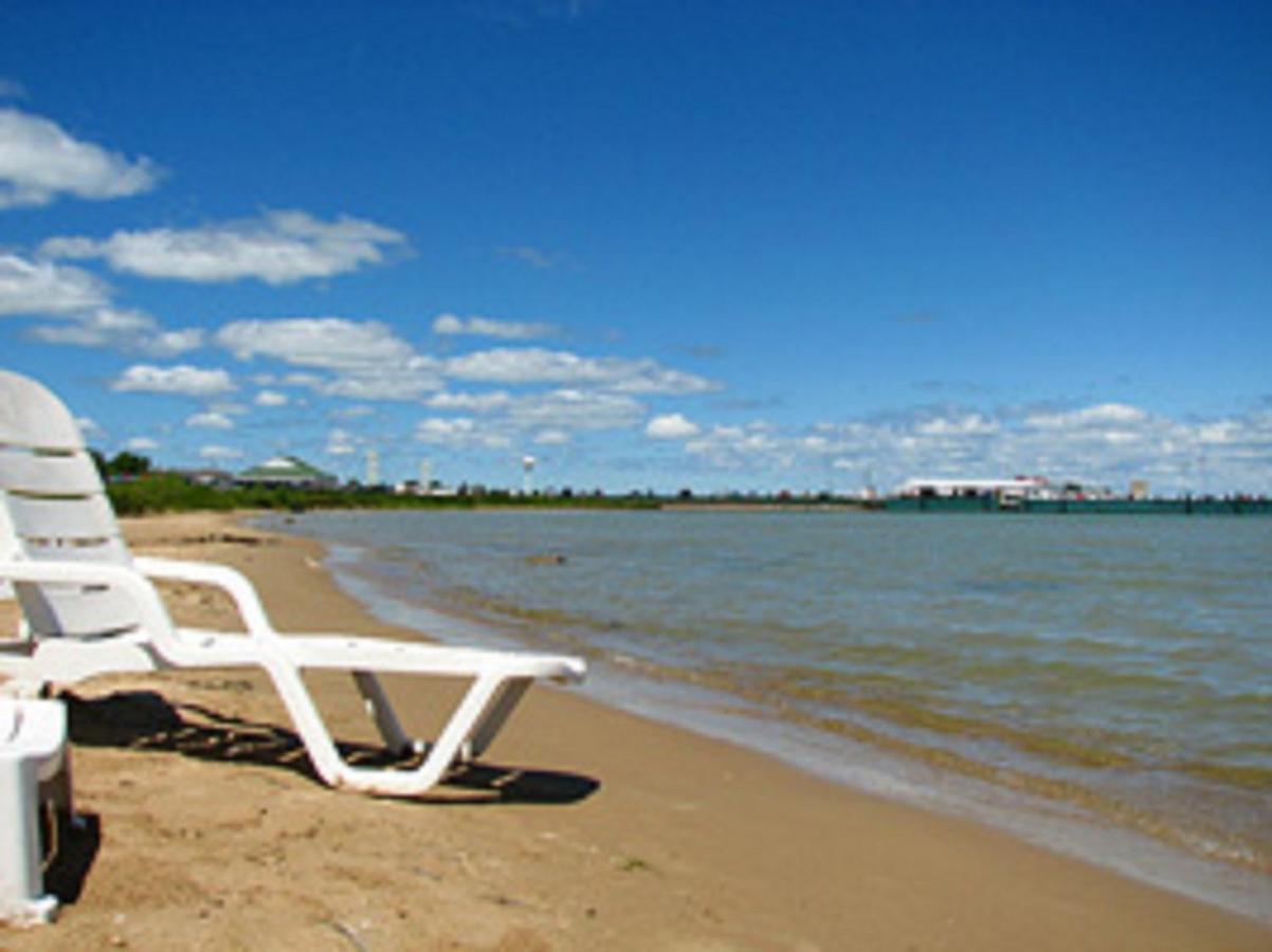 Grand Mackinaw Beachfront And Waterpark Mackinaw City Exterior foto