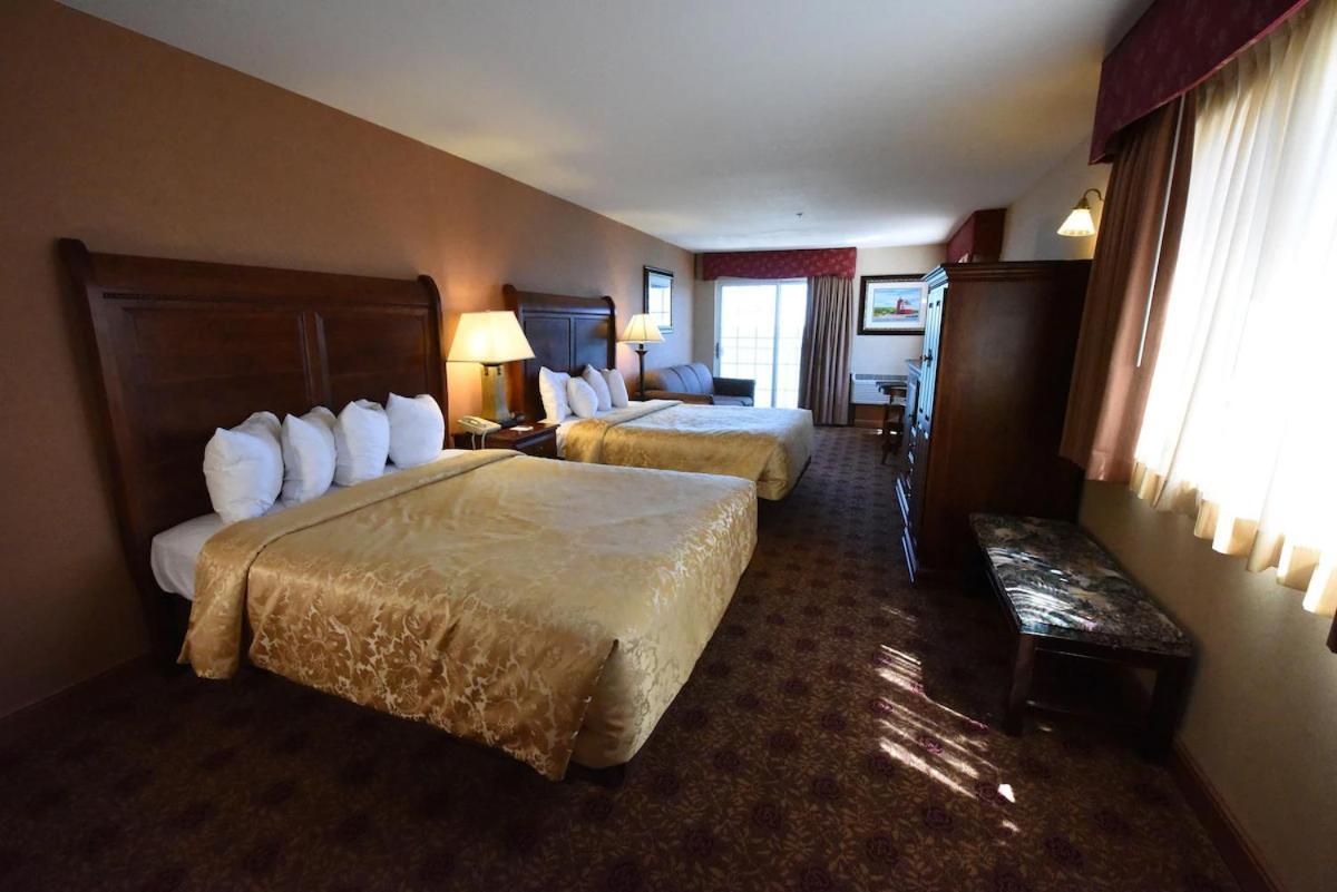 Grand Mackinaw Beachfront And Waterpark Mackinaw City Exterior foto